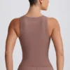 Camiseta sin mangas con cuello en V Soft Active en color moca