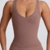 Camiseta sin mangas con cuello en V Soft Active en color moca