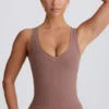 Camiseta sin mangas con cuello en V Soft Active en color moca