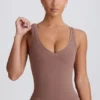 Camiseta sin mangas con cuello en V Soft Active en color moca