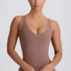 Camiseta sin mangas con cuello en V Soft Active en color moca