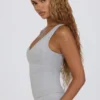 Camiseta sin mangas con cuello en V Soft Active en gris jaspeado