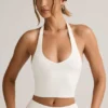 Camiseta sin mangas con cuello halter Kori de modal en blanco