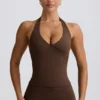 Camiseta sin mangas con cuello halter y espalda abierta en jaspe pecan