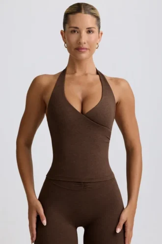 Camiseta sin mangas con cuello halter y espalda abierta en jaspe pecan