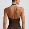 Camiseta sin mangas con cuello halter y espalda abierta en jaspe pecan