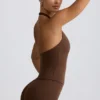 Camiseta sin mangas con cuello halter y espalda abierta en jaspe pecan