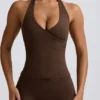 Camiseta sin mangas con cuello halter y espalda abierta en jaspe pecan