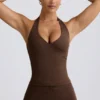 Camiseta sin mangas con cuello halter y espalda abierta en jaspe pecan