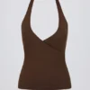 Camiseta sin mangas con cuello halter y espalda abierta en jaspe pecan