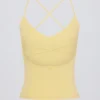 Camiseta sin mangas con espalda cruzada en color limón