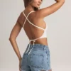 Camiseta sin mangas con espalda cruzada Zia en blanco