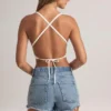 Camiseta sin mangas con espalda cruzada Zia en blanco