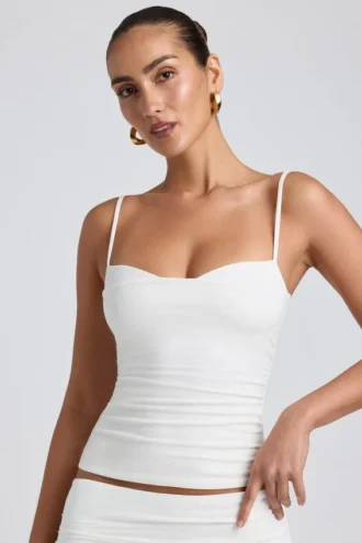 Camiseta sin mangas con fruncidos y capas de modal Esme en blanco