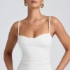 Camiseta sin mangas con fruncidos y capas de modal Esme en blanco