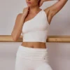 Camiseta sin mangas con un solo hombro y detalle retorcido en blanco suave