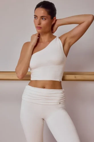 Camiseta sin mangas con un solo hombro y detalle retorcido en blanco suave