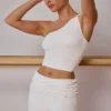 Camiseta sin mangas con un solo hombro y detalle retorcido en blanco suave