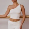 Camiseta sin mangas con un solo hombro y detalle retorcido en blanco suave