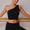 Camiseta sin mangas con un solo hombro y detalle retorcido en negro
