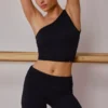 Camiseta sin mangas con un solo hombro y detalle retorcido en negro