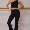 Camiseta sin mangas con un solo hombro y detalle retorcido en negro