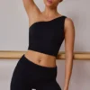 Camiseta sin mangas con un solo hombro y detalle retorcido en negro