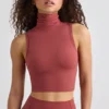 Camiseta sin mangas de cuello alto suave en color óxido