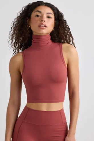 Camiseta sin mangas de cuello alto suave en color óxido