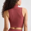 Camiseta sin mangas de cuello alto suave en color óxido