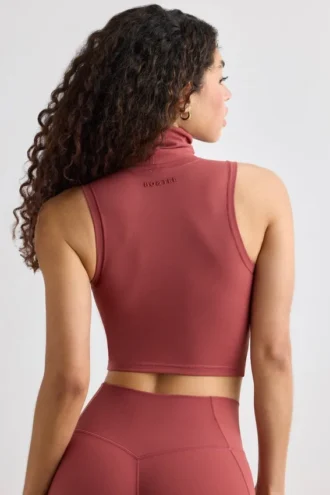 Camiseta sin mangas de cuello alto suave en color óxido