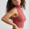 Camiseta sin mangas de cuello alto suave en color óxido