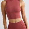 Camiseta sin mangas de cuello alto suave en color óxido
