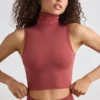 Camiseta sin mangas de cuello alto suave en color óxido