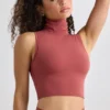 Camiseta sin mangas de cuello alto suave en color óxido