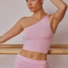Camiseta sin mangas de un solo hombro retorcida en rosa suave