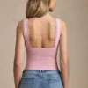 Camiseta sin mangas Elinda con escote pronunciado y ribete festoneado en rosa suave