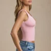 Camiseta sin mangas Elinda con escote pronunciado y ribete festoneado en rosa suave