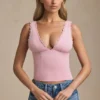 Camiseta sin mangas Elinda con escote pronunciado y ribete festoneado en rosa suave