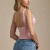 Camiseta sin mangas Elinda con escote pronunciado y ribete festoneado en rosa suave