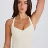 Camiseta sin mangas larga con espalda cruzada en color crema