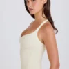 Camiseta sin mangas larga con espalda cruzada en color crema