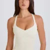 Camiseta sin mangas larga con espalda cruzada en color crema