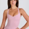 Camiseta sin mangas larga con tirantes cruzados en la espalda en color malva