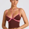 Camiseta sin mangas Rocio con ribete en contraste en marrón chocolate
