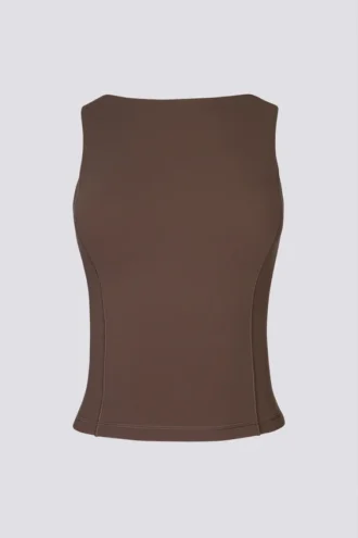 Camiseta sin mangas Soft Active con cuello barco y espalda abierta en color cacao