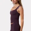Camiseta sin mangas Soft Active con cuello corazón en color ciruela