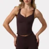 Camiseta sin mangas Soft Active con cuello corazón en color espresso