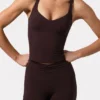Camiseta sin mangas Soft Active con cuello corazón en color espresso