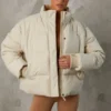 Chaqueta acolchada corta con mangas desmontables en color arena